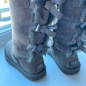 UGG - tall grey w/ Bailey bows